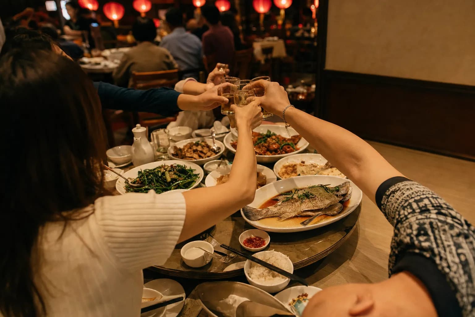 一桌朋友在吉隆坡的中餐厅举杯吃饭